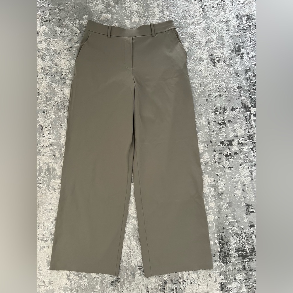Like new lululemon Daydrift straight leg pant short size L warm ash grey